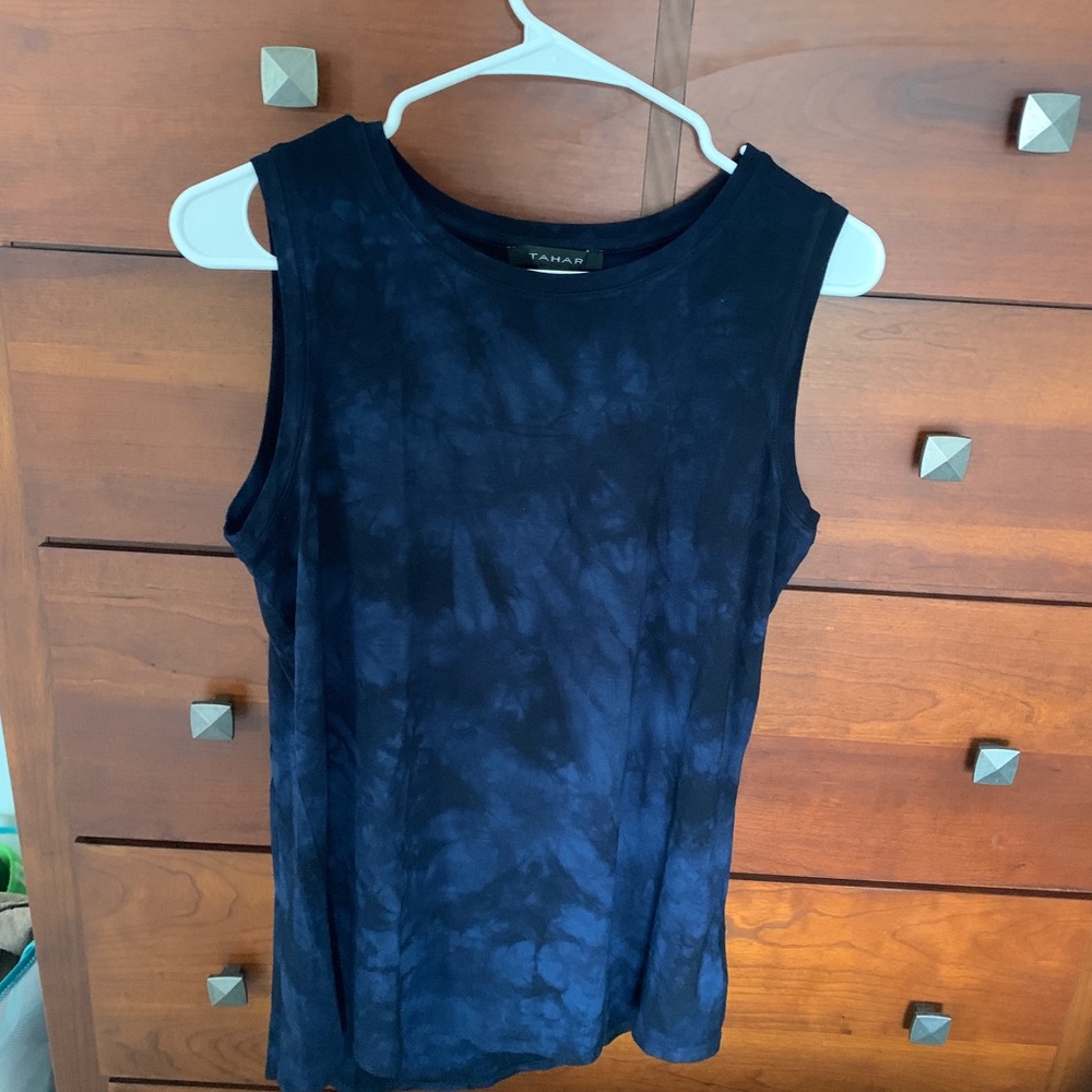 Tahari sleeveless tank. EUC. Size M